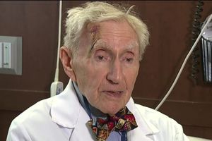 پیرترین پزشک جهان با ۷۵ سال طبابت/ او کهنه سرباز جنگ جهانی دوم بود/ عکس
