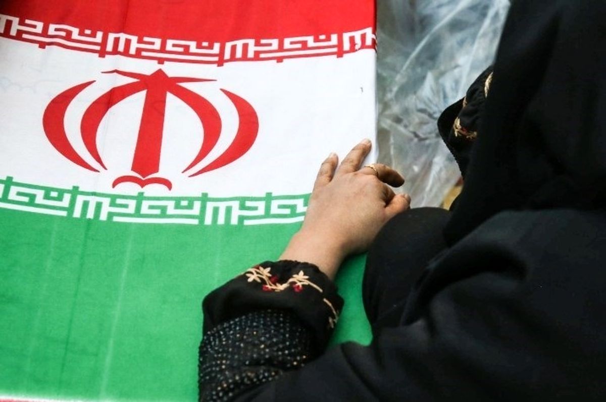 ادای احترام خانواده شهید سلیمانی به شهدای حادثه تروریستی کرمان/ ویدئو