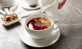 ریختن شیر داخل چای صحیح است یا غلط؟