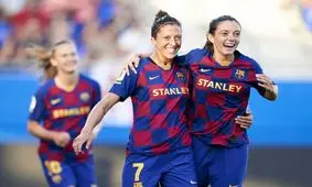  امضا دادن عجیب زنان فوتبالیست تیم بارسلونا به هواداران/ ویدئو

