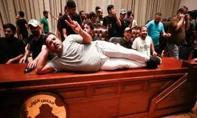 تحصن آشوبگران حامی جریان صدر در پارلمان ادامه دارد/ عکس
