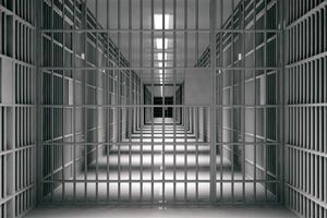 تلاش دختر بی‌ پناه برای آزادی پدر سارقش