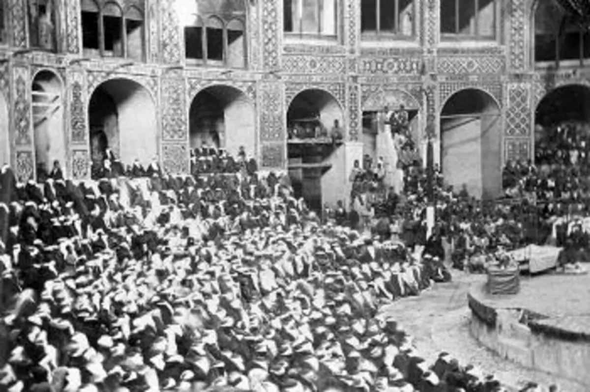 دسته سینه‌زنی بزازها در سبزه‌میدان، در دوره ناصرالدین‌شاه قاجار/ عکس