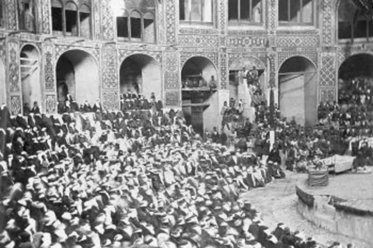 دسته سینه‌زنی بزازها در سبزه‌میدان، در دوره ناصرالدین‌شاه قاجار/ عکس