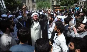 ویدئویی از درگیری تجمع کنندگان برای حجاب مقابل ساختمان قوه قضاییه

