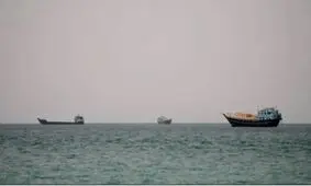 ادعای رویترز درباره توافق و لغو محاصره دریایی/ عراقچی: توافق با عمان نزدیک است/ شبکه «ای‌بی‌سی: توافق ایران و عمان برای بازگشایی تنگه هرمز ۶۰ روزه است/ حمله موشکی به نفتکش اماراتی در تنگه هرمز