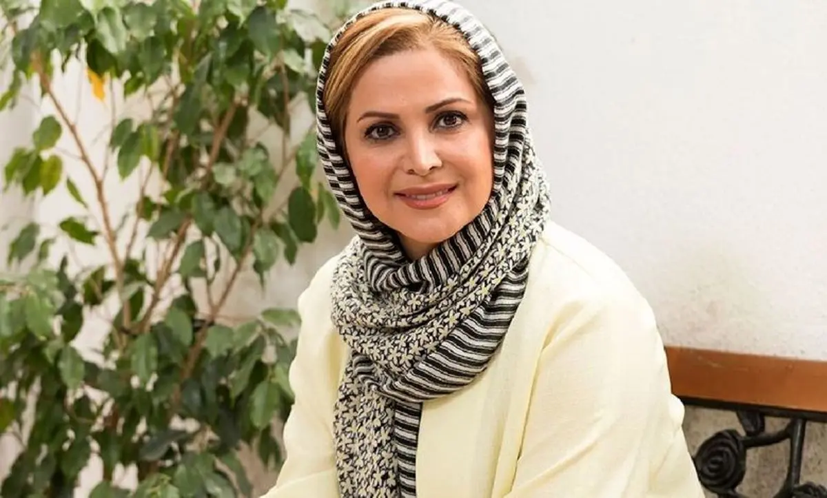 استایل زمستانی و شیک کمند امیر سلیمانی در افتتاحیه یک نمایشگاه نقاشی 