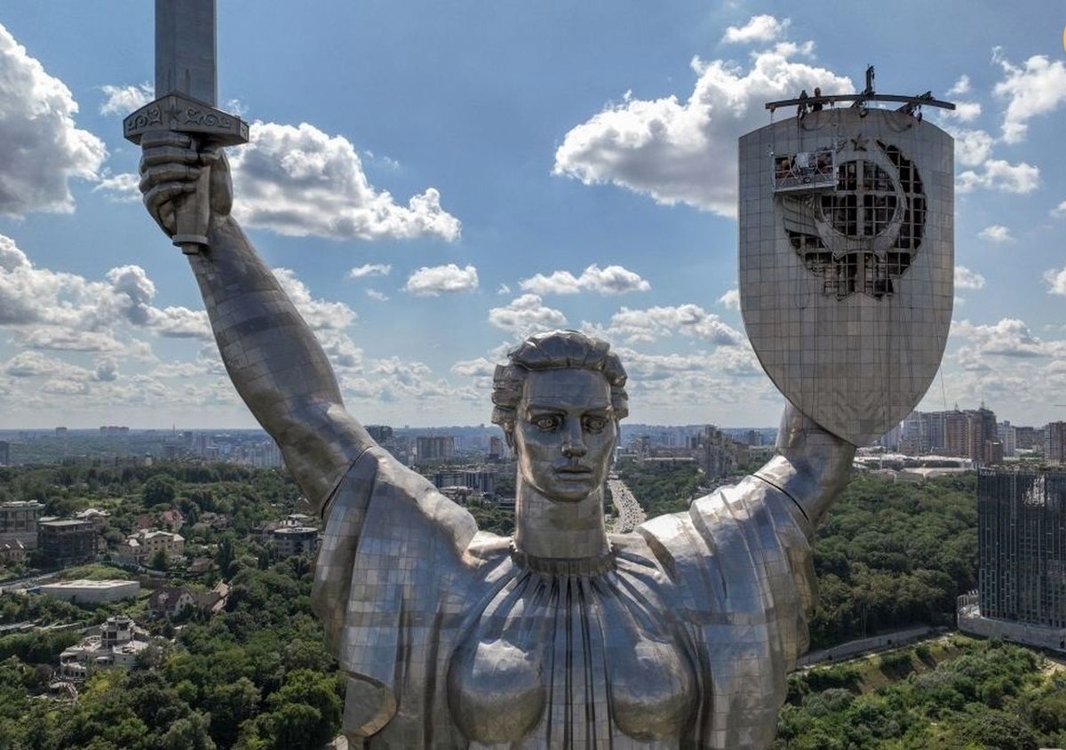 حذف نمادهای شوروی از مجسمه زن غول‌پیکر در اوکراین/ ویدئو
