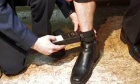 جوان خرمشهری با پابند الکترونیکی زندان مواد می فروخت/ ویدئو