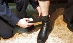 جوان خرمشهری با پابند الکترونیکی زندان مواد می فروخت/ ویدئو