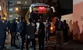 خروج اتوبوس بازیکنان نساجی و اعتراض شدید هواداران/ ویدئو