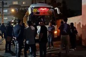 خروج اتوبوس بازیکنان نساجی و اعتراض شدید هواداران/ ویدئو