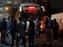 خروج اتوبوس بازیکنان نساجی و اعتراض شدید هواداران/ ویدئو