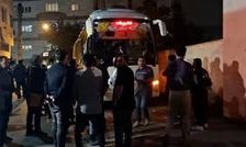 خروج اتوبوس بازیکنان نساجی و اعتراض شدید هواداران/ ویدئو