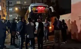 خروج اتوبوس بازیکنان نساجی و اعتراض شدید هواداران/ ویدئو