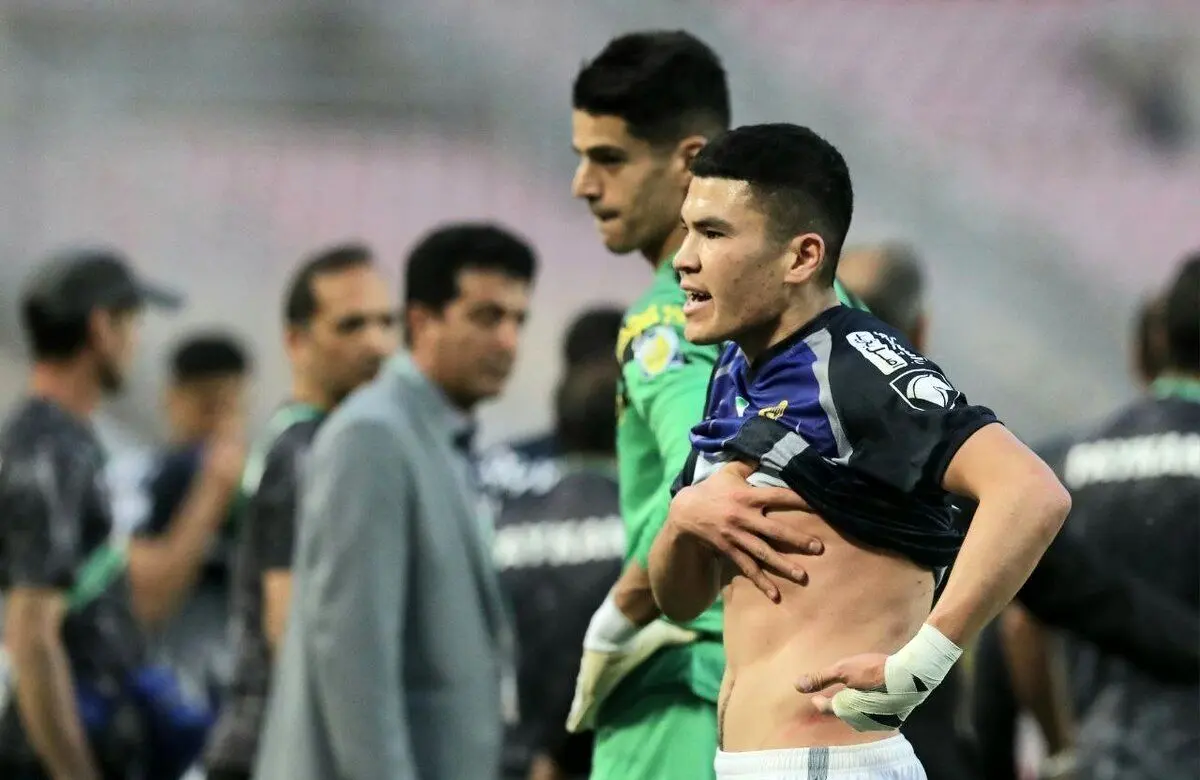 درگیری شدید کادر فنی و بازیکنان پیکان با داور پس از اخراج تمیروف/ ویدئو