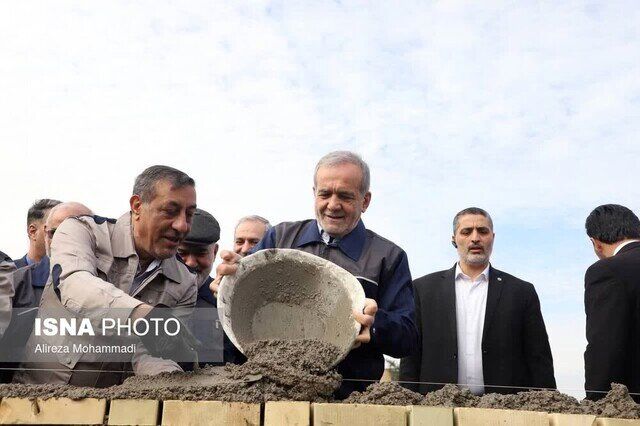 کارگری پزشکیان در اهواز/ مشارکت رئیس جمهوری در خشت گذاری و آجرچینی + عکس