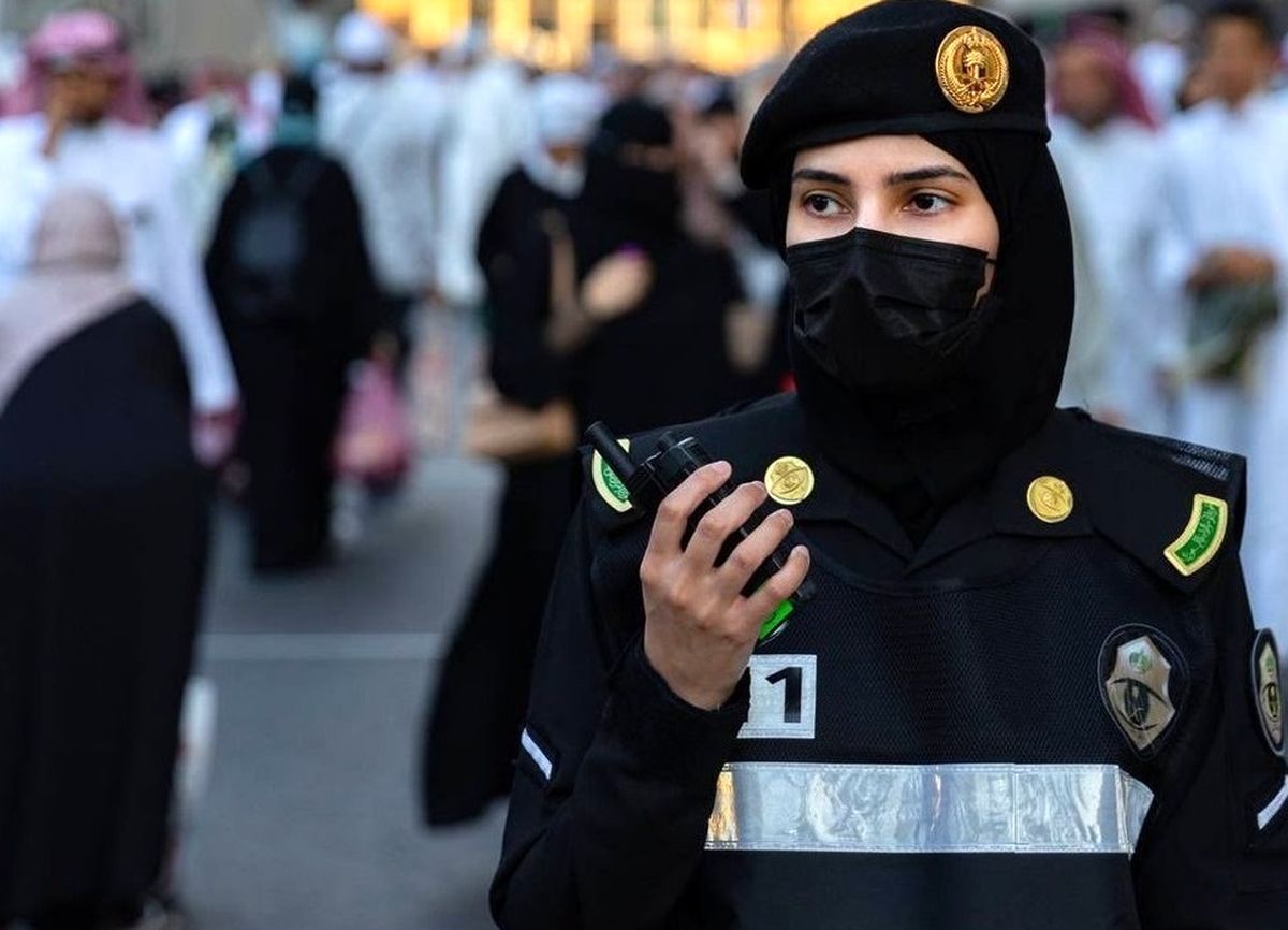 حضور نیرو‌های امنیتی زن در برگزاری مراسم عمره برای نخستین بار در عربستان/ ویدئو
