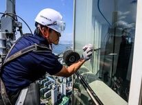 تمیز کردن برج 555 متری در کره جنوبی/ شیشه پاک‌کن آن پس از 30 سال از ارتفاع می‌ترسد/ ویدئو