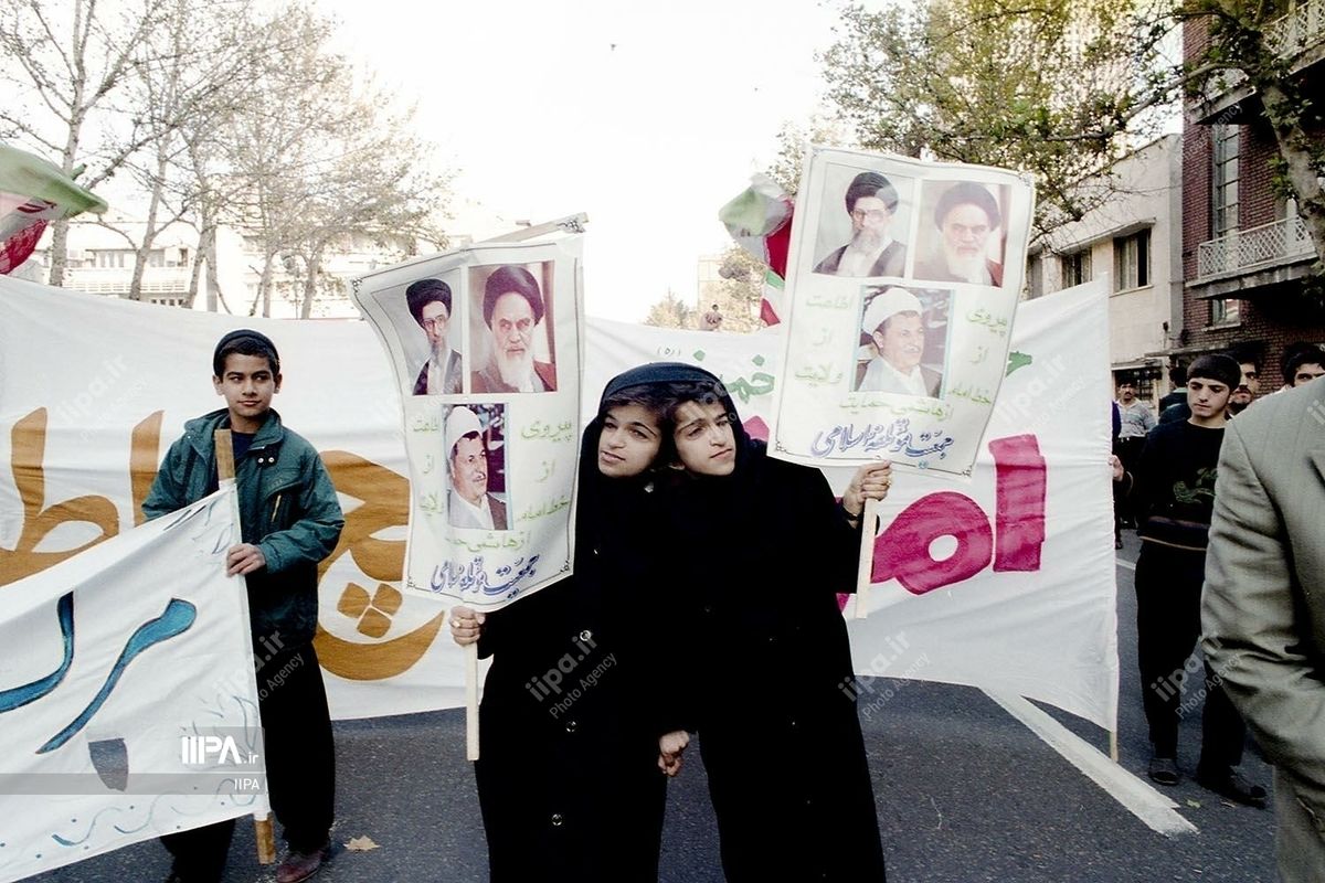 تصاویر منتشر نشده از راهپیمایی ۱۳ آبان دهه هفتاد