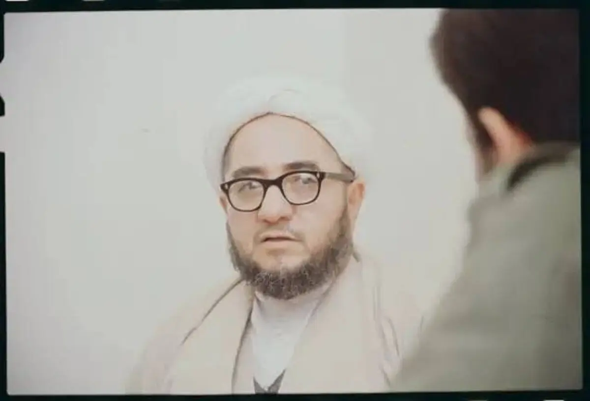به دستور خلخالی دکه‌ها و رستوران‌های پشت پارک ملت با بلدوزر تخریب شد/ آیت‌الله خلخالی: این رستوران ها شبیه عشرتکده بود

