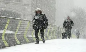 تاکتیک جالب اروپایی‌ها در برف‌روبی خیابان‌ها/ ویدئو

