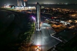 قدرتمندترین موشک جهان شبانه روی سکوی پرتاب قرار گرفت