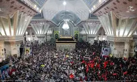 همخوانی مردم با حسین طاهری در حرم مطهر امام خمینی (ره)