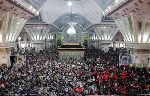 همخوانی مردم با حسین طاهری در حرم مطهر امام خمینی (ره)