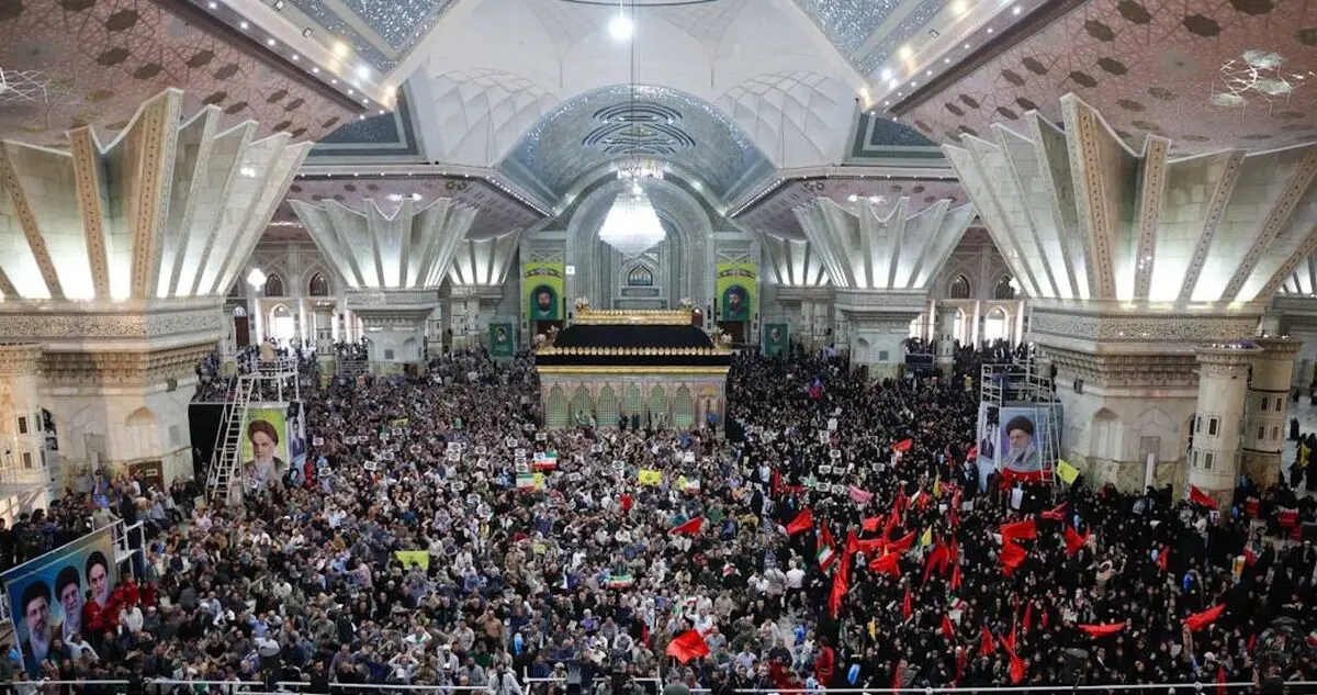 همخوانی مردم با حسین طاهری در حرم مطهر امام خمینی (ره)