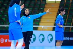 شادی مربی ایرانی تیم ملی فوتسال زنان عراق در پخش زنده تلویزیون/ ویدئو
