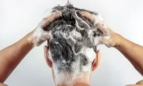 صابون یا شامپو؛ موهای چرب را با چی بشوییم؟