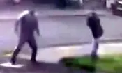 لحظه چاقو خوردن دختر ۱۷ ساله از ناحیه گردن در خیابان | ببینید