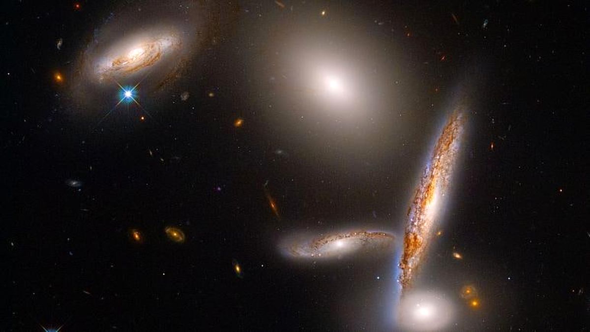 جشن ۳۲ سالگی هابل با تصویر خیره‌کننده از «رقص گرانشی کهکشان ها»