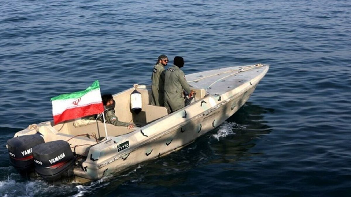 شناور حامل مواد مخدر در آبهای دریای عمان توقیف شد