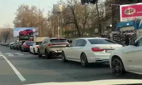 صف طولانی خودروهای لوکس برای خرید بنزین ۸۰ هزار تومانی/ ویدئو

