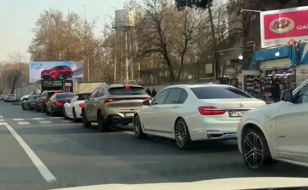 صف طولانی خودروهای لوکس برای خرید بنزین ۸۰ هزار تومانی/ ویدئو

