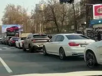 صف طولانی خودروهای لوکس برای خرید بنزین ۸۰ هزار تومانی/ ویدئو

