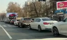 صف طولانی خودروهای لوکس برای خرید بنزین ۸۰ هزار تومانی/ ویدئو

