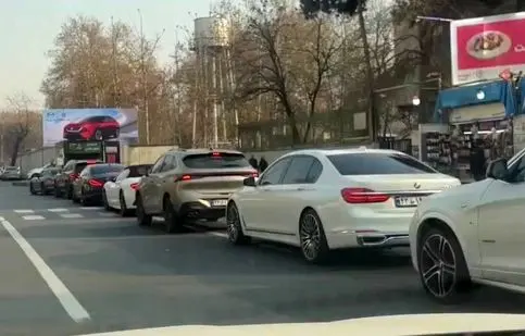 صف طولانی خودروهای لوکس برای خرید بنزین ۸۰ هزار تومانی/ ویدئو

