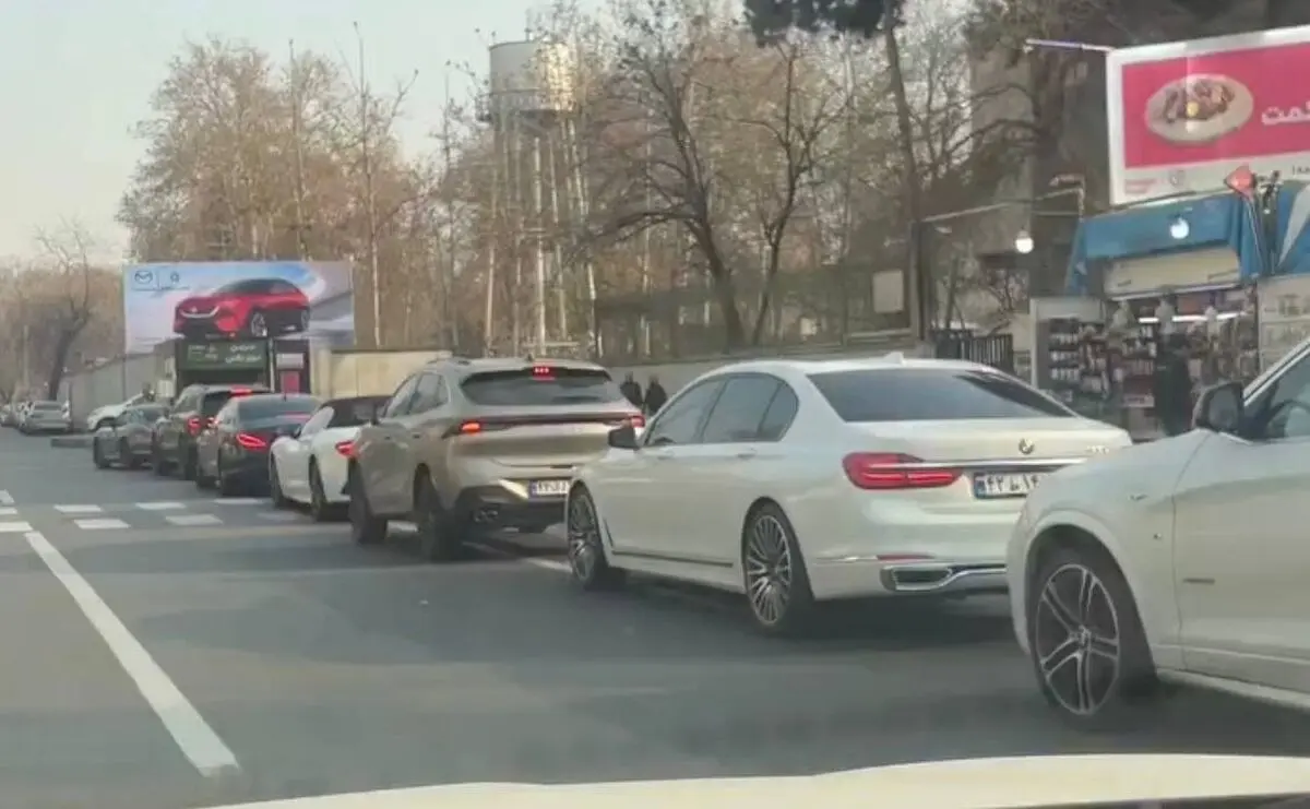 صف طولانی خودروهای لوکس برای خرید بنزین ۸۰ هزار تومانی/ ویدئو

