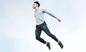 راه رفتن شگفت‌انگیز یک جوان در آسمان؛ حرکت نمایشی جذاب/ ویدئو