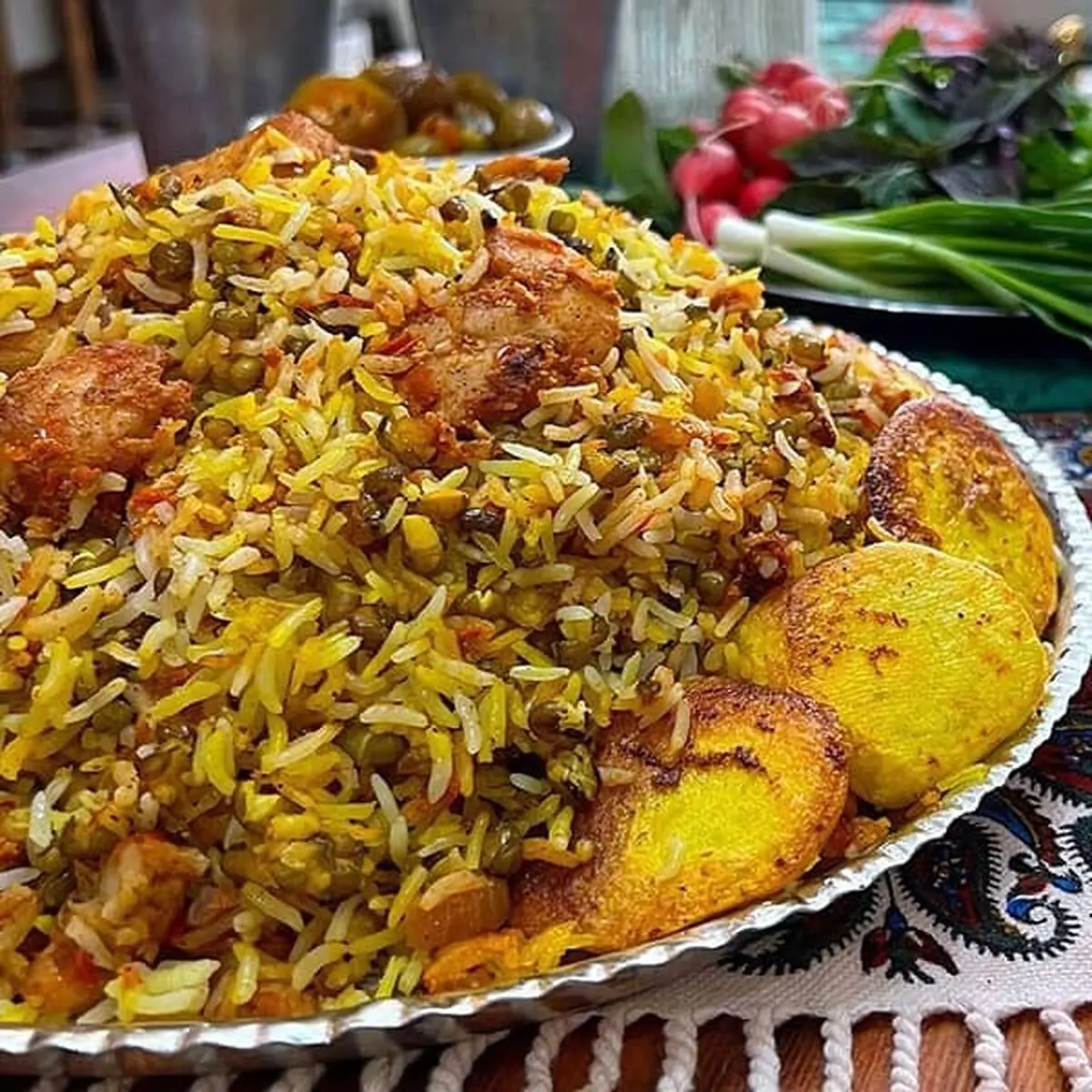 خوشمزه ترین دستور پخت ماش پلو؛ ماش پلو با ته دیگ پیاز
