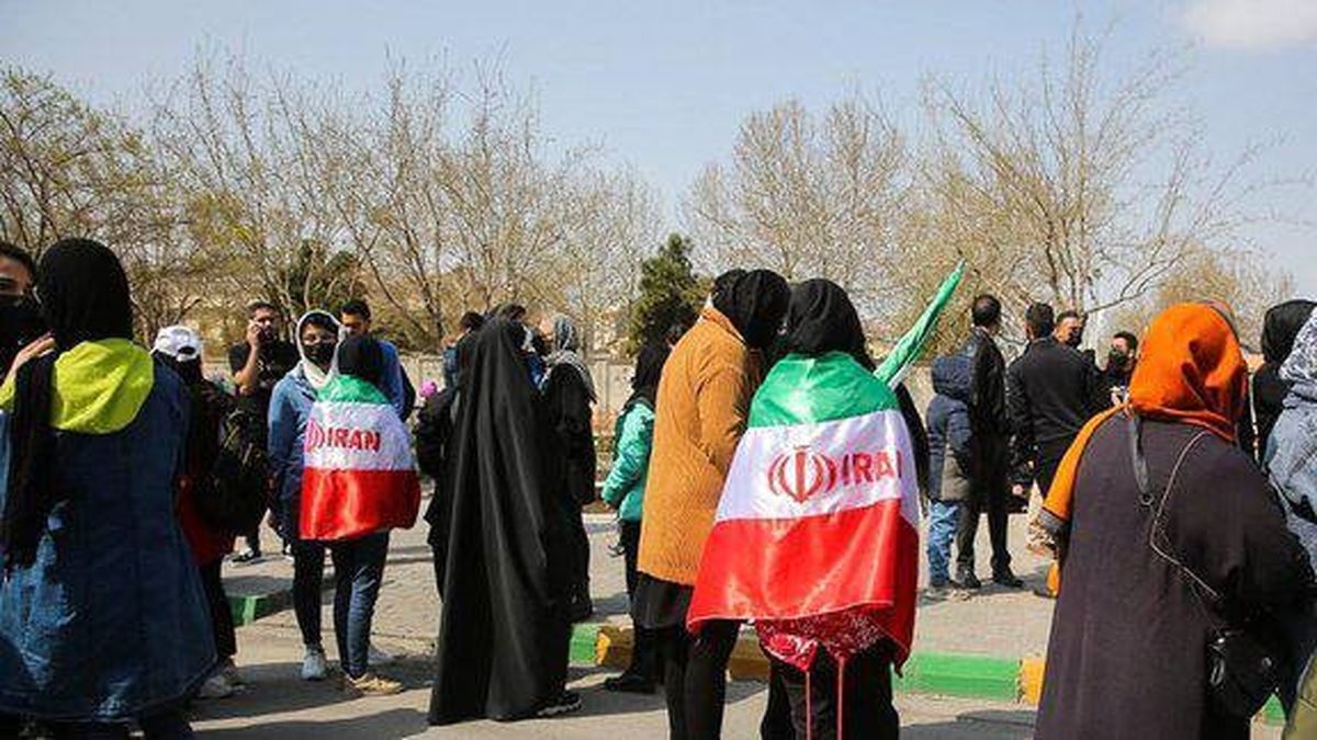 مقایسه حوادث ورزشگاه مشهد با ماجرای کوی دانشگاه/ هر بار به گونهای گازانبری لوله شدیم!