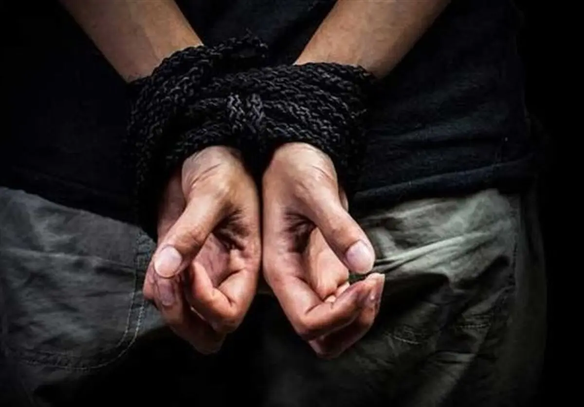 جوان پاکدشتی برادرش را گروگان گرفت