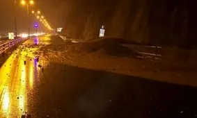 ریزش سنگ در جاده کرج - چالوس؛ ترافیک سنگین در محورهای شمالی