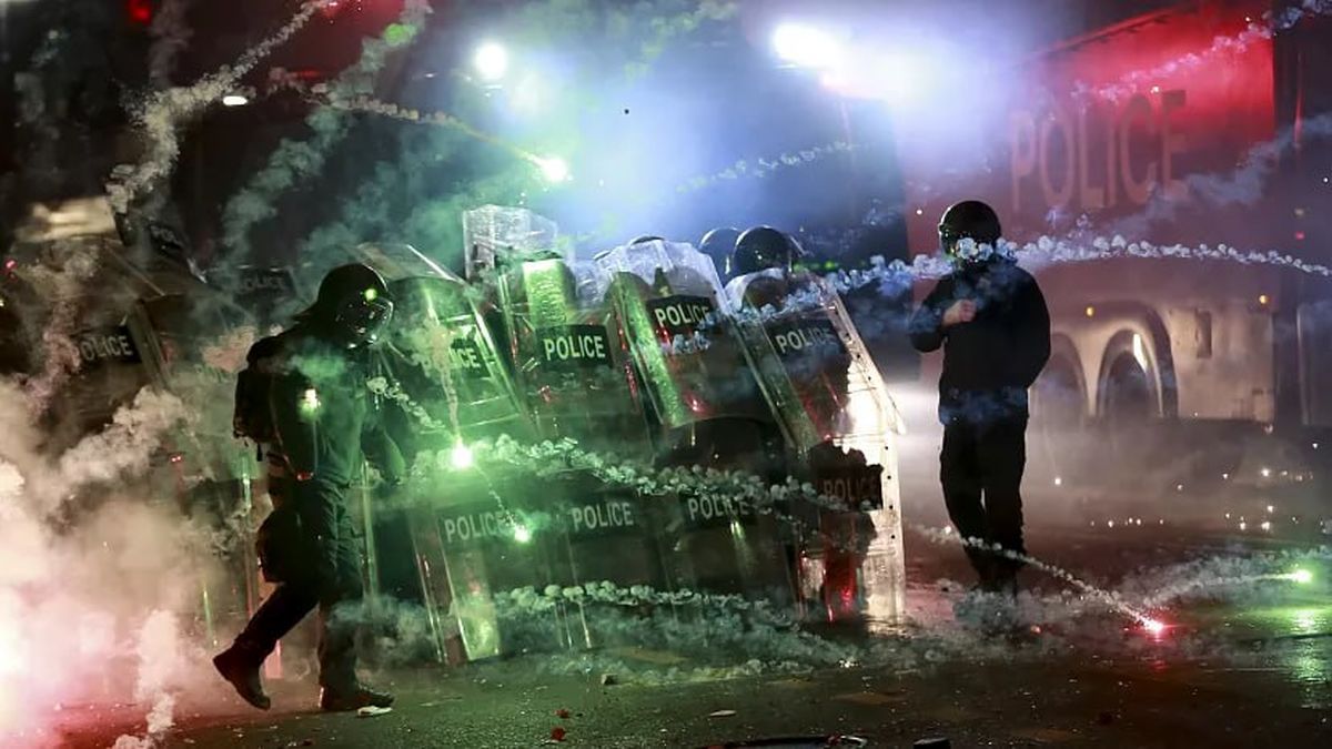 شعلهور شدن اعتراضات در شهرهای مختلف گرجستان پس از تعلیق مذاکرات پیوستن به اتحادیه اروپا