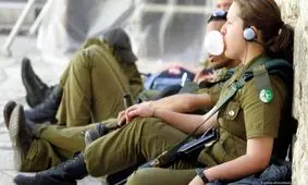 تصویری تلخ از تعرض دو سرباز زن اسرائیلی به یک مرد فلسطینی/ عکس