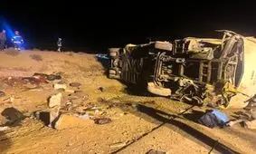 گزارش اولیه از محل واژگونی اتوبوس مسافربری در محدوده نطنز با ۱۰ کشته/ ویدئو