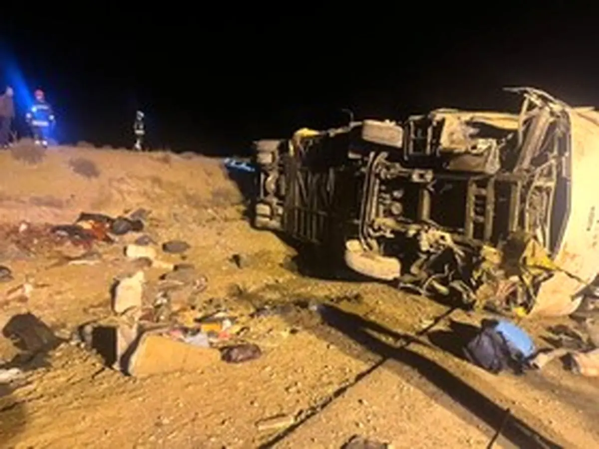 گزارش اولیه از محل واژگونی اتوبوس مسافربری در محدوده نطنز با ۱۰ کشته/ ویدئو